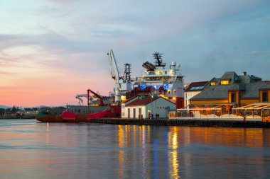 Günbatımında rıhtım