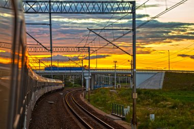 gün batımında tren