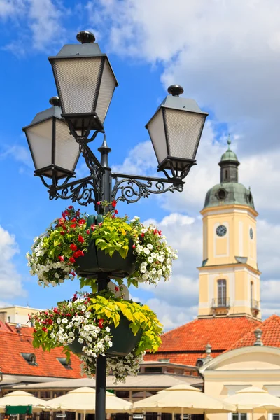 Lyktstolpe med BLOMSTERKORG — Stockfoto