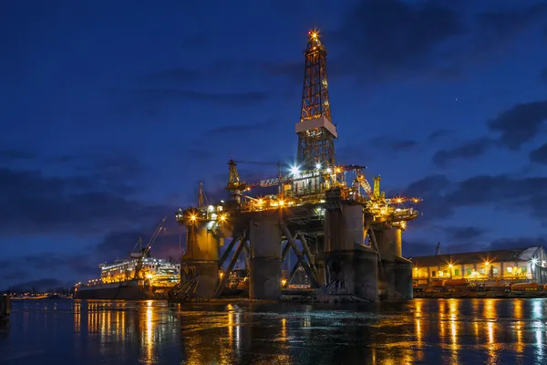 Plataforma de perforación mar adentro en reparación — Foto de Stock