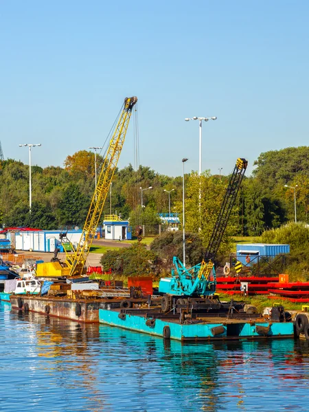 Schwimmender Ponton und Kran — Stockfoto