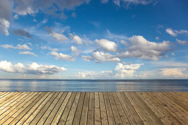 Molo in legno con mare — Foto Stock