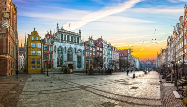 Gdansk şehir üzerinde gündoğumu