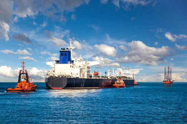 Tugboat towing a tanker — Stock Photo, Image