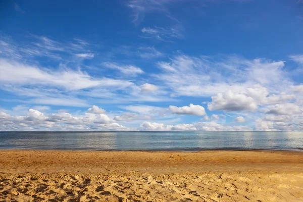 Песчаный пляж и море — стоковое фото