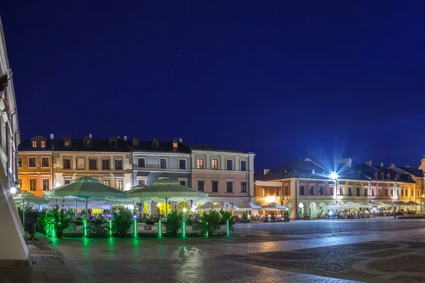 Huurkazerne huizen bij nacht — Stockfoto