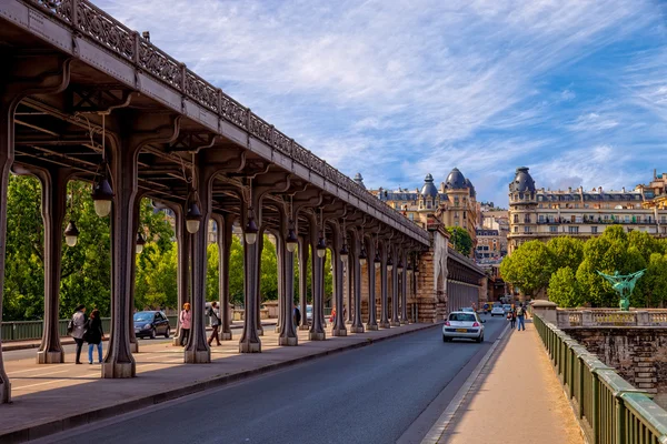 The Pont de Bir-Hakeim bridge in Paris, France — Stock Photo, Image