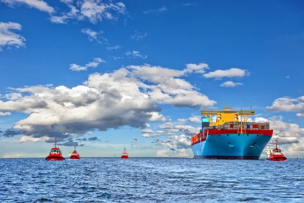 Tugboats and container ship — Stock Photo, Image