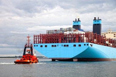 römorkör ile konteyner gemisi