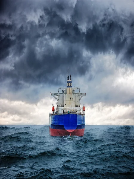 Het schip in de storm — Stockfoto