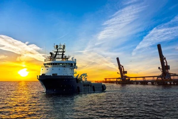 Navio no porto — Fotografia de Stock