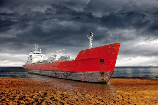 Kıyıya vurmuş gemi — Stok fotoğraf