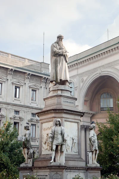 Άγαλμα του leonardo da vinci, Μιλάνο, Ιταλία — Φωτογραφία Αρχείου