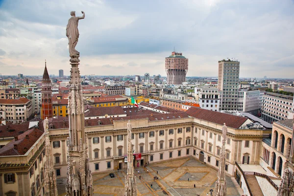 Milan, Italië. Bekijk op Koninklijk Paleis - palazzo wezenlijk — Stockfoto