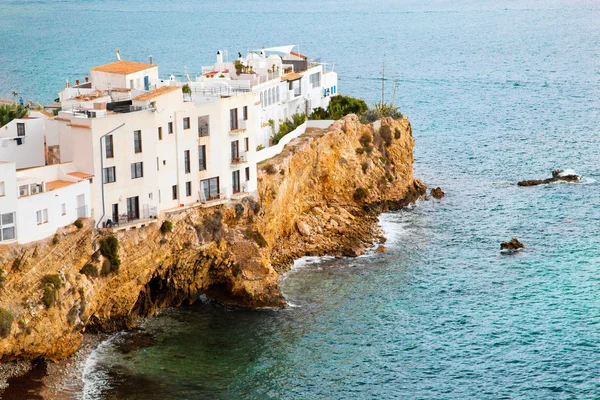 Edifici sulla collina in riva al mare, Ibiza, Spagna — Foto Stock
