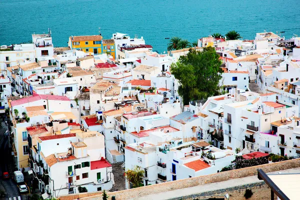 Architektura miasta przez morze, ibiza, Hiszpania — Zdjęcie stockowe