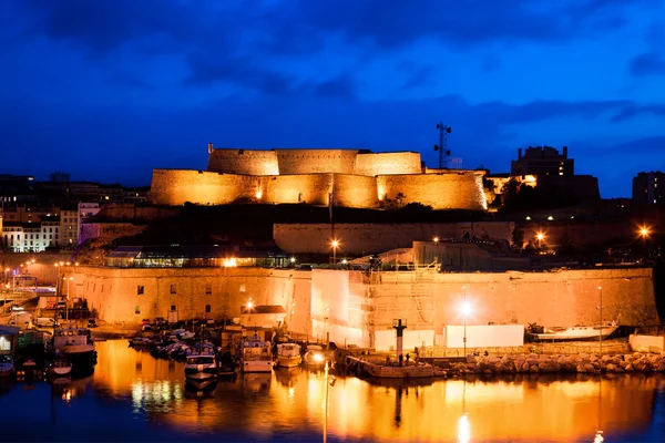 Marseille, Franciaország-panoráma éjszaka, a kikötőre és a katedrális. — Stock Fotó