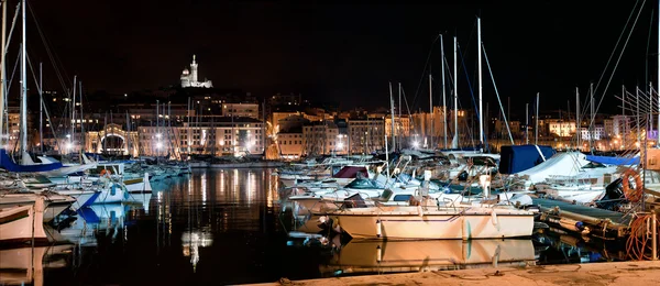 Marsylia, Francja panorama nocą, portu i katedra. — Zdjęcie stockowe