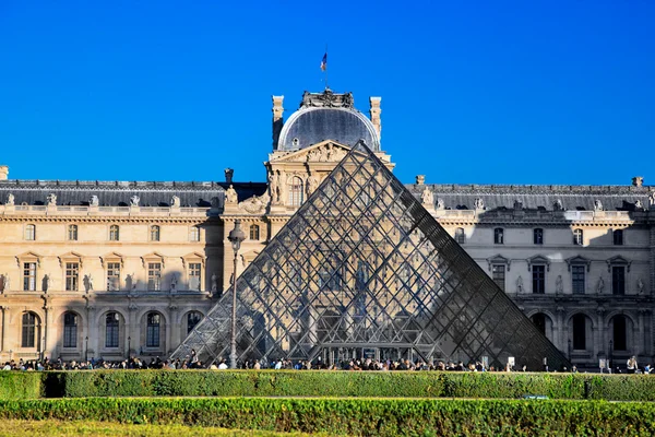 Музей Лувра, Париж, Франция . — стоковое фото