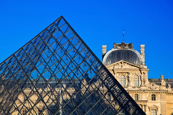 Louvre Musée du Louvre, paris, Fransa. — Stok fotoğraf