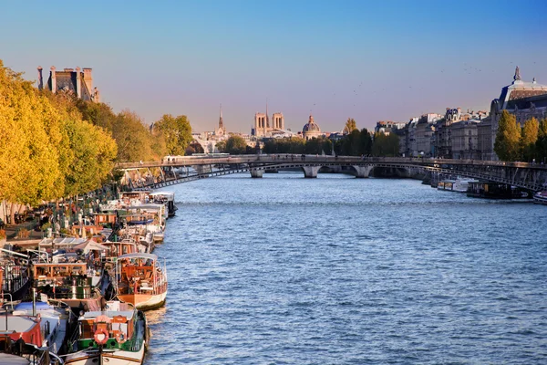 Paris, Franciaország. Hajók a Szajna — Stock Fotó