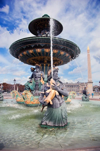 Kašna v jardin des tuileries Paříž, Francie. — Stock fotografie