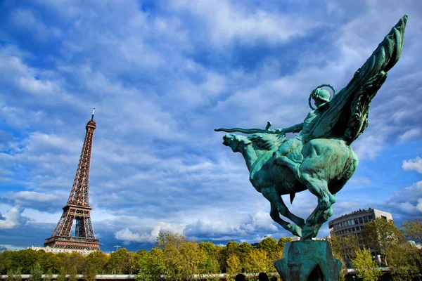 Eiffeltornet, fontän i paris, fance. — Stockfoto