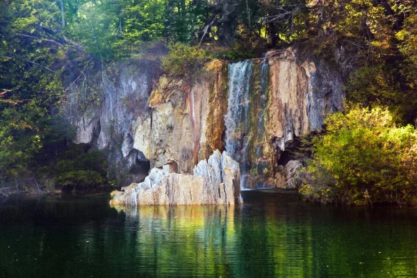 Cachoeira na floresta. Água cristalina . — Fotografia de Stock