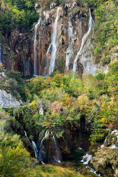 Waterfall in forest. Crystal clear water. — Stock Photo, Image