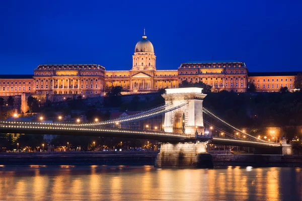 Budai vár és a Lánchíd. Budapest, Magyarország — Stock Fotó