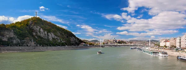 Gellert hill och skär floden. Budapest, Ungern. — Stockfoto