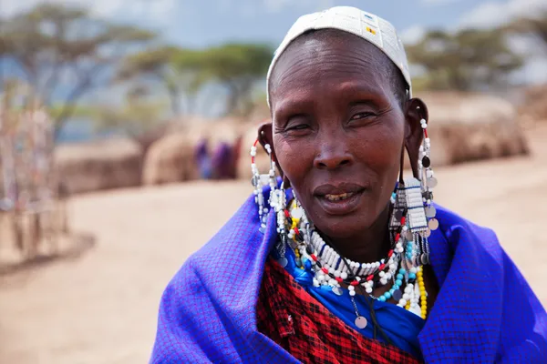 Maasai vrouw portret in tanzania, Afrika — Stockfoto