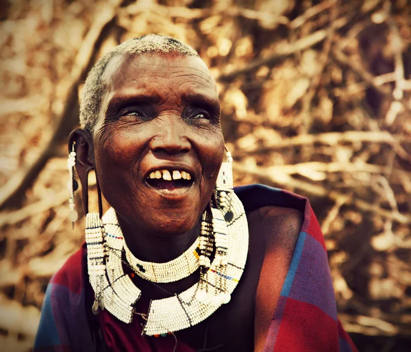 Masai-Porträt einer alten Frau in Tansania, Afrika — Stockfoto