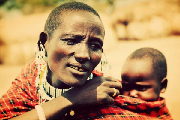 Bebé masai llevado por su madre en Tanzania, África —  Fotos de Stock