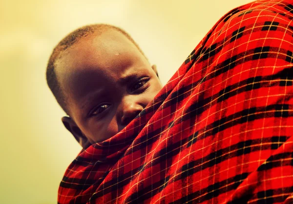 Bébé Maasai porté par sa mère en Tanzanie, Afrique — Photo