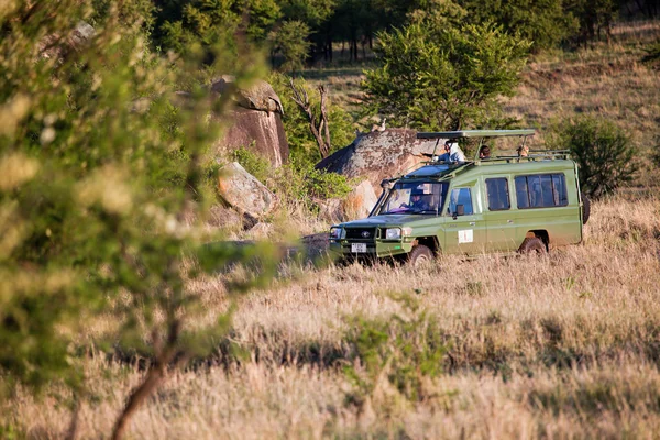Jeep con los turistas en safari en Serengeti, Tanzania, África . —  Fotos de Stock