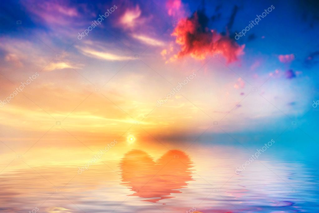 Heart shape in calm ocean at sunset. Beautiful sky — Stock Photo