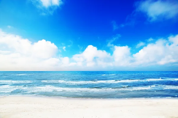 Forró nyári strand, a tengeri táj, a kék a napfényes ég — Stock Fotó