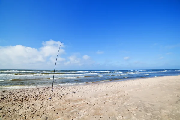 ビーチで釣りロッド。海での釣り. — ストック写真