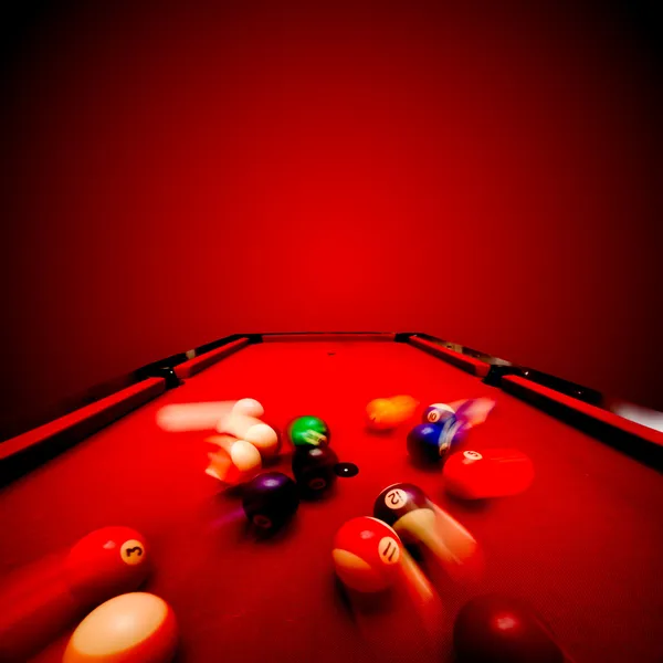 Billard-Pool-Spiel. Brechen der Farbkugel aus dem Dreieck — Stockfoto