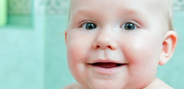 Lindo bebé feliz sonriendo en un baño — Foto de Stock