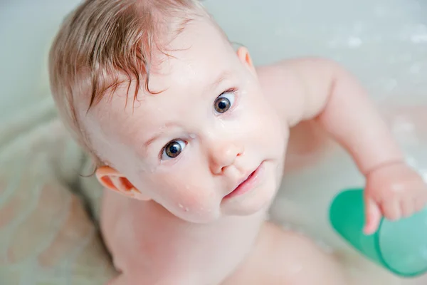 Bonito bebê feliz tomando um banho e brincando — Fotografia de Stock