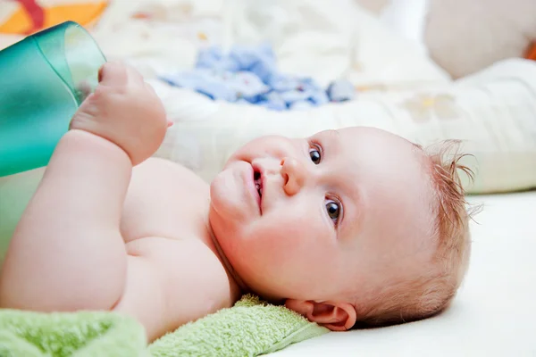 Um bebé à espera de mudar o guardanapo — Fotografia de Stock
