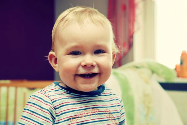 Szczęśliwe dziecko, śmiejąc się, patrząc na kamery — Zdjęcie stockowe