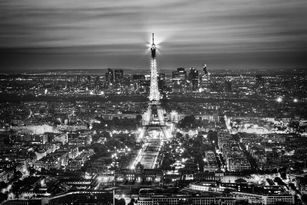 Torre Eiffel Espectáculo de luces por la noche, París, Francia. Vista aérea. Blanco y negro — Foto de Stock