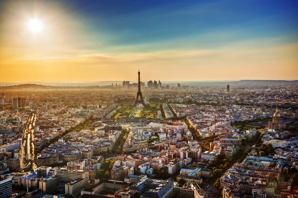 Paris, Frankrike vid solnedgången. Flygfoto på landmärken — Stockfoto