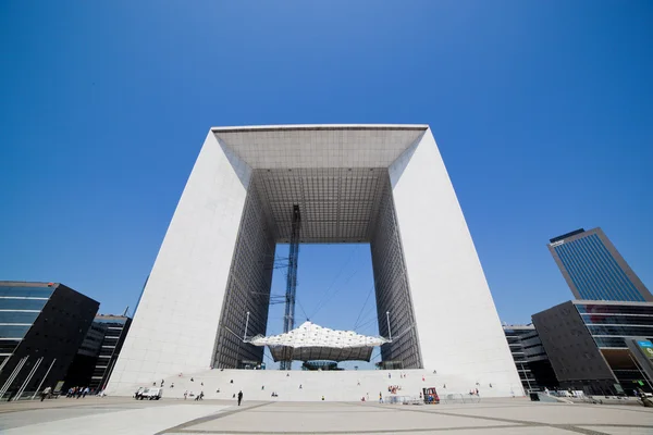 La Grande Arch dans le quartier des affaires de La Défense, Paris, France — Photo