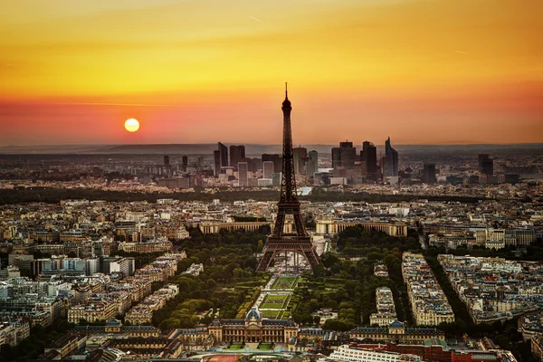 Paris, Francja w zachód słońca. widok z lotu ptaka na wieży Eiffla — Zdjęcie stockowe