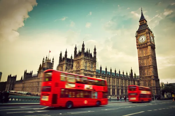 Londra, Regno Unito. Autobus rosso in movimento e Big Ben — Foto Stock