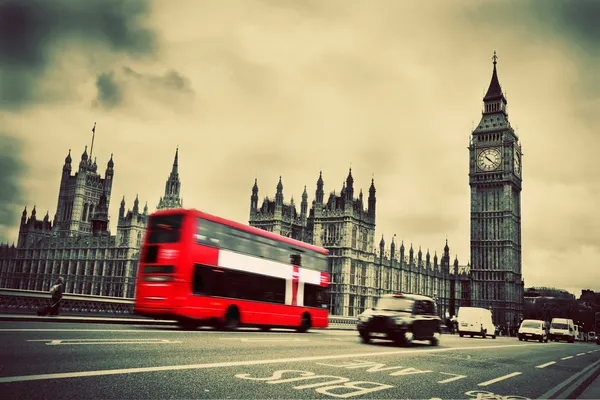 Londres, el Reino Unido. Autobús rojo en movimiento y Big Ben —  Fotos de Stock